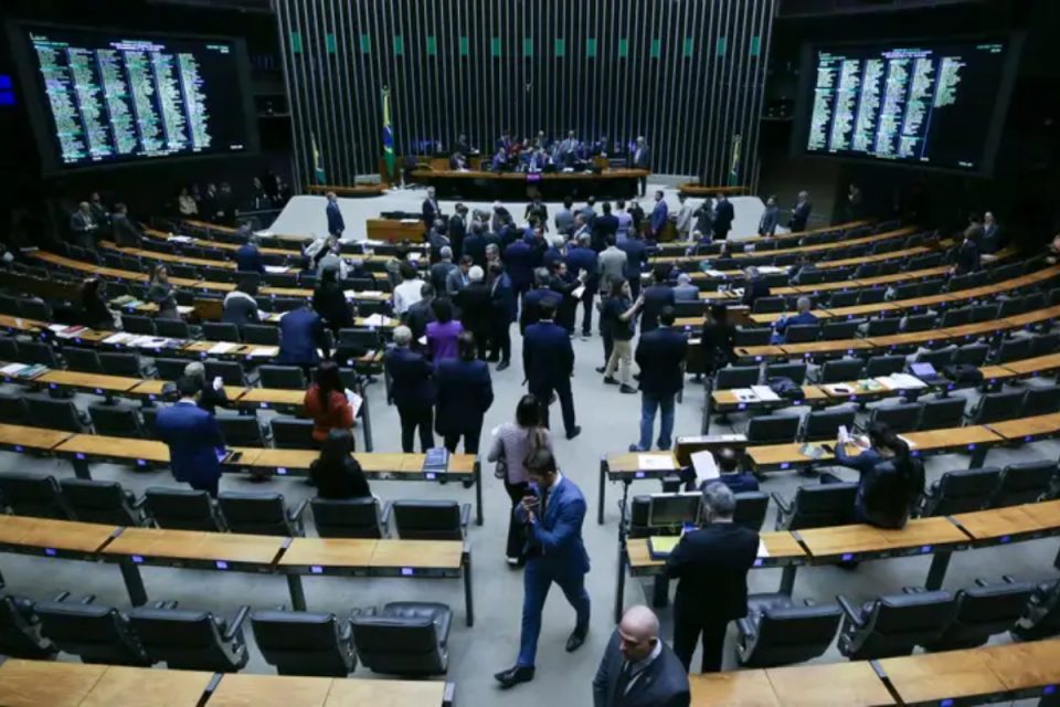 STF adia para 2030 a criação de 18 novas vagas de deputados federais