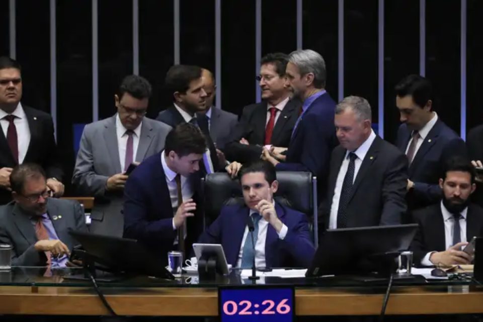 O que é a Mesa Diretora e quais suas funções?