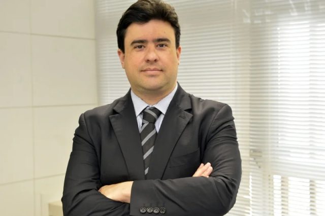 "Vou ter que te ensinar a fazer o seu trabalho?"