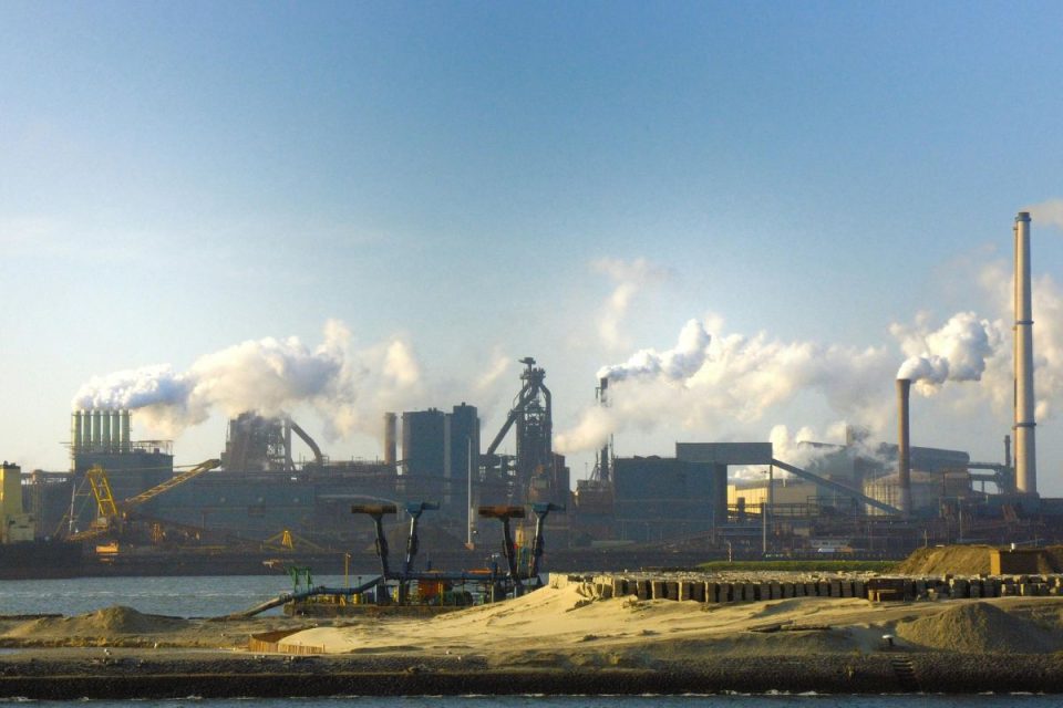 Produção industrial varia 0,1% em março e acumula terceira alta seguida, aponta IBGE