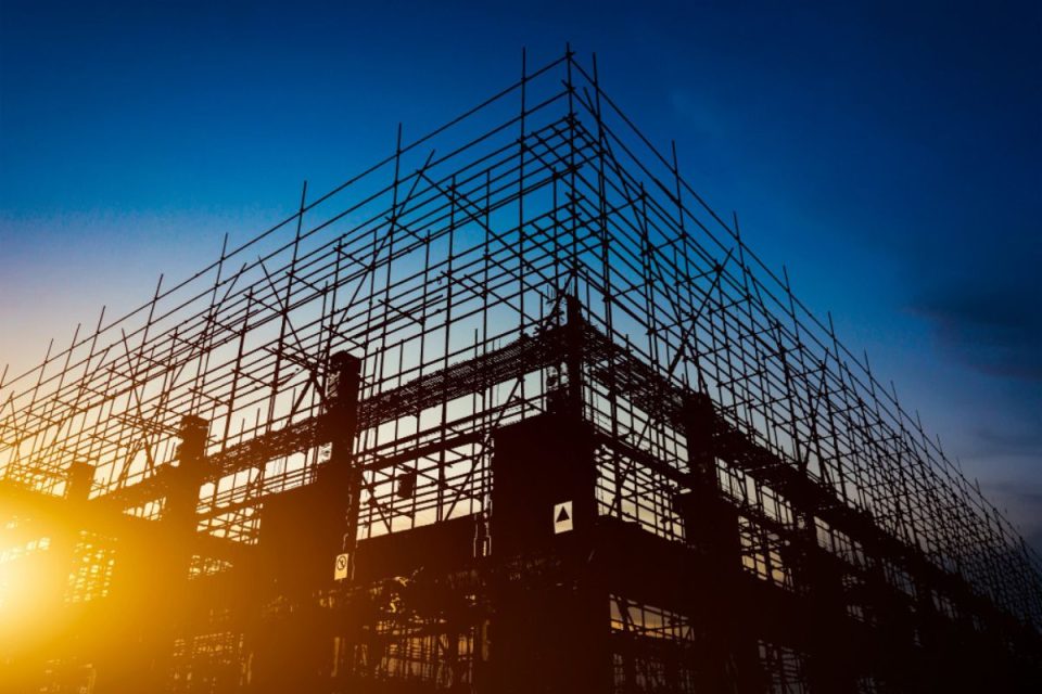 Indústria da construção desacelera em janeiro e expectativa de empresários diminui para 2026