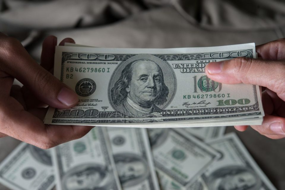 Dolarização: o que é e como pode impactar uma economia?