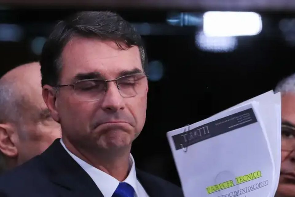 Flávio Bolsonaro busca marqueteiro em meio a dificuldades de apoio