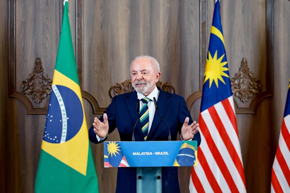 42% dos brasileiros veem Lula fortalecido após reunião com Trump, diz pesquisa