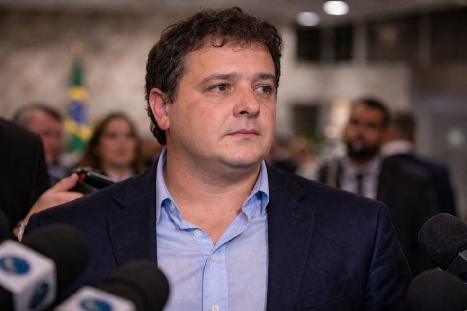 Planalto respira aliviado após presidente da CPMI do INSS dizer não ter provas contra Lulinha