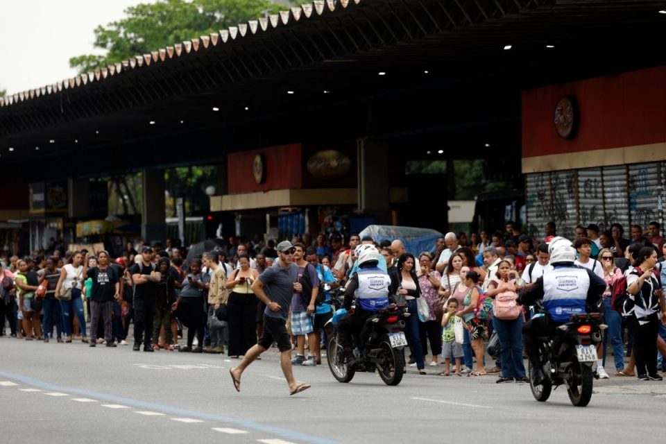 Amedrontada, população aprova operação contra o crime no Rio