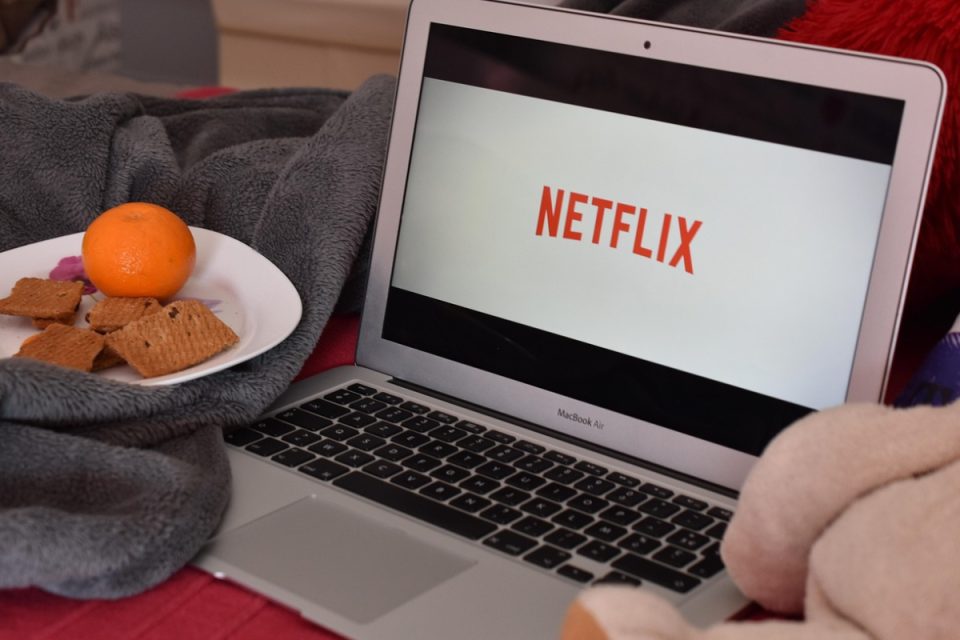 Netflix registra queda nas ações após despesa de R$ 3,3 bilhões com disputa tributária no Brasil