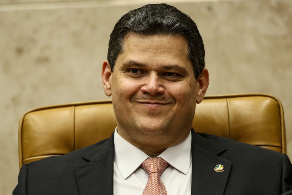 Alcolumbre encontra uma brecha no Caso Master