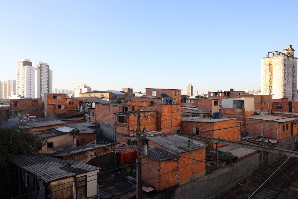 Cresce o número de brasileiros que vivem sob domínio de facções e milícias, diz Datafolha