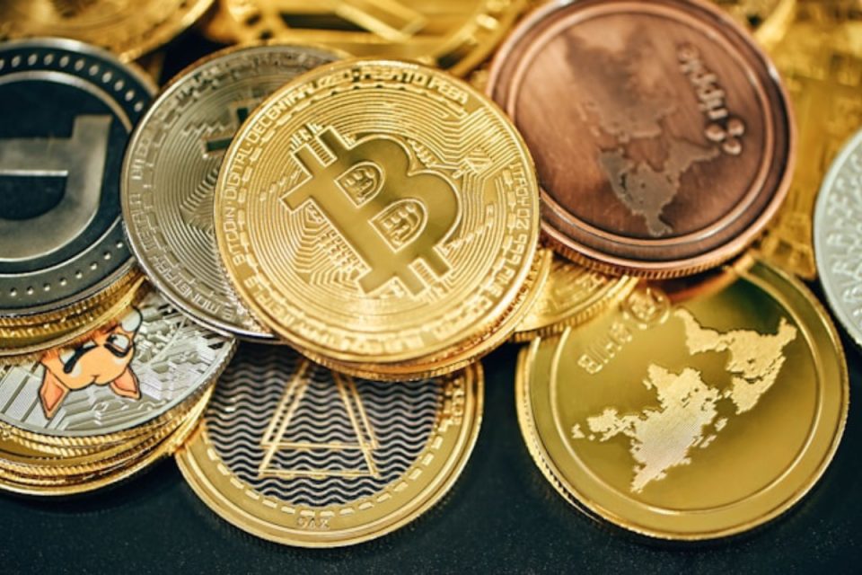 Criptomoedas, golpes e o “dinheiro livre”: 5 produções para entender as moedas digitais