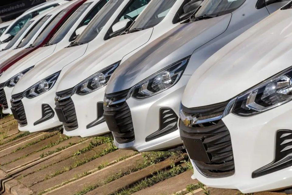 Em ano eleitoral, governo amplia crédito para carros de transporte individual em R$ 30 bilhões