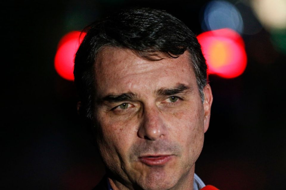 Justiça manda apagar post que atribuía crimes a Flávio Bolsonaro em caso ligado ao Banco Master