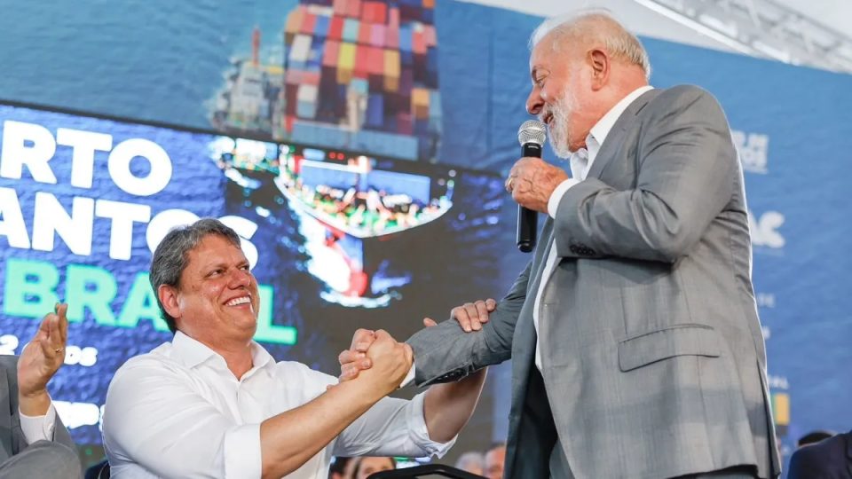 Para Lula, o candidato Tarcísio está com o pé no barro