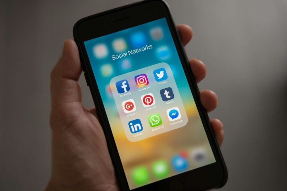 Governo definirá limite de idade para uso de redes sociais e IA a partir de 2026