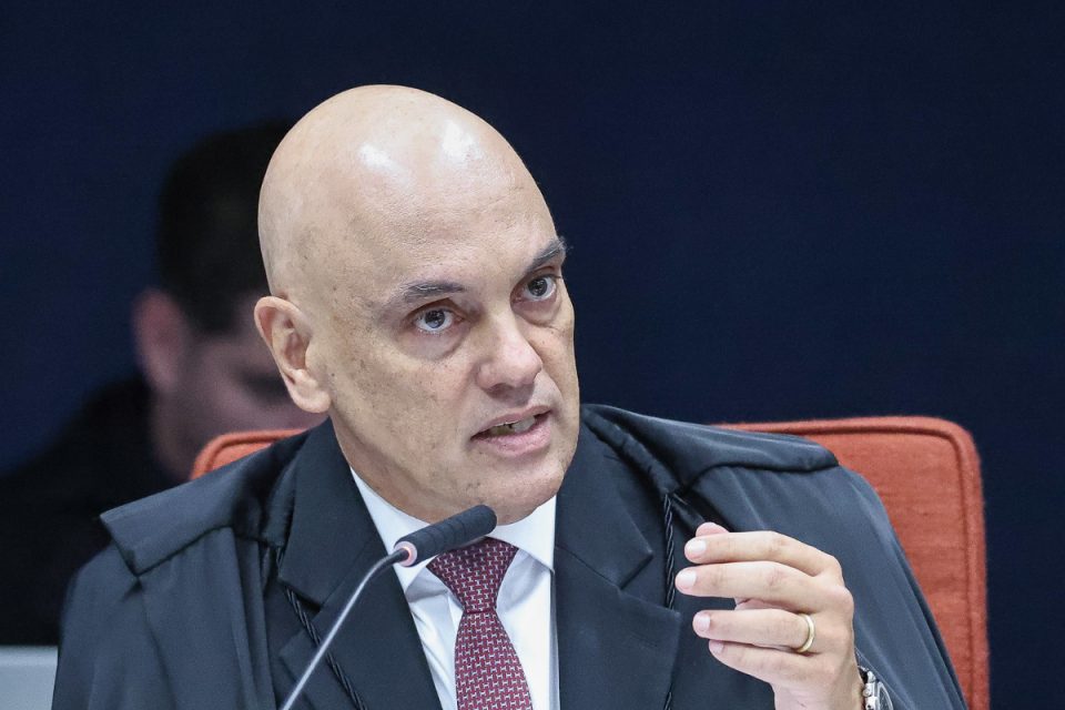 Moraes nega pedido de defesa e mantém prisão domiciliar de Bolsonaro; “risco de fuga”