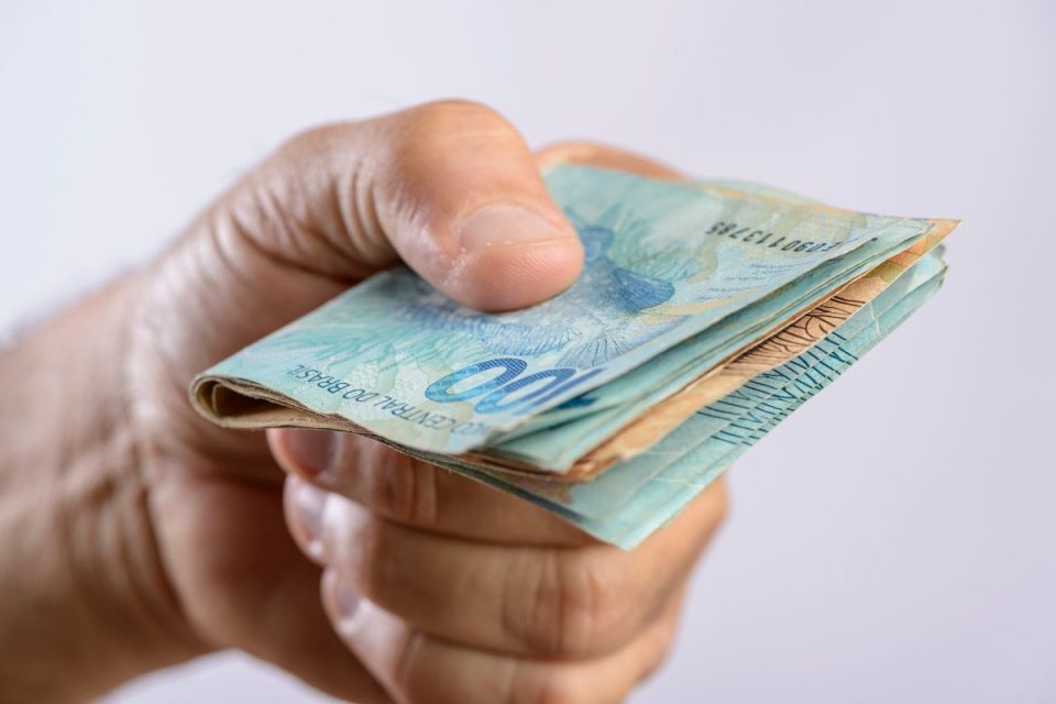 Salário mínimo de 2026 é fixado em R$ 1.621; entenda os impactos e quem recebe