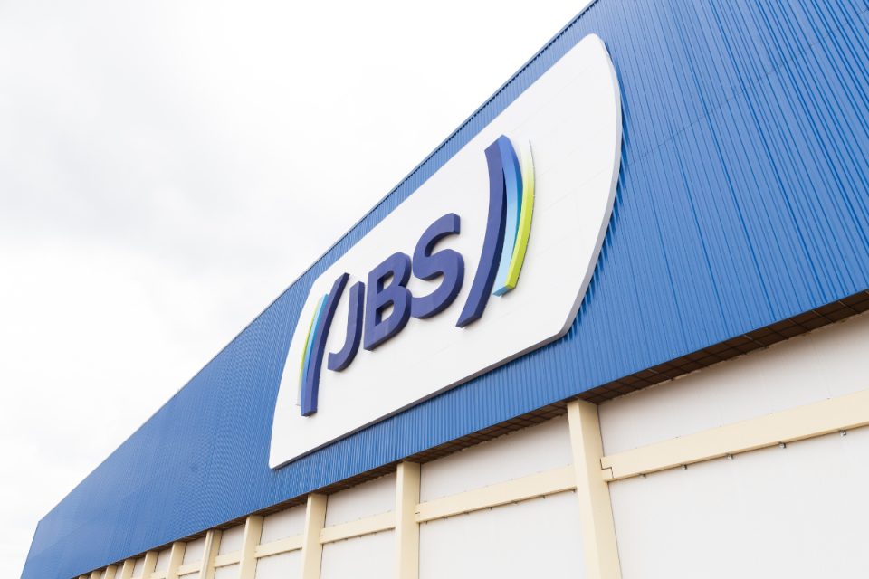 JBS anuncia investimento milionário em frangos no Paraguai
