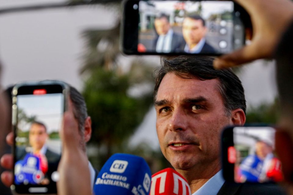 Dólar sobe e B3 cai após Flávio Bolsonaro sinalizar candidatura a presidência