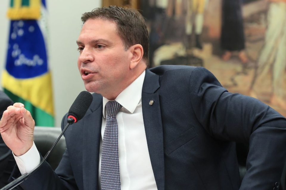 Moraes decreta prisão de Ramagem, que deixou o Brasil clandestinamente em setembro