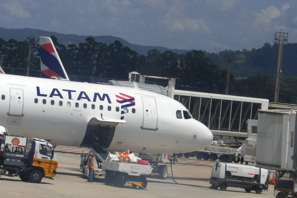 LATAM anuncia compra de 74 aeronaves da Embraer 