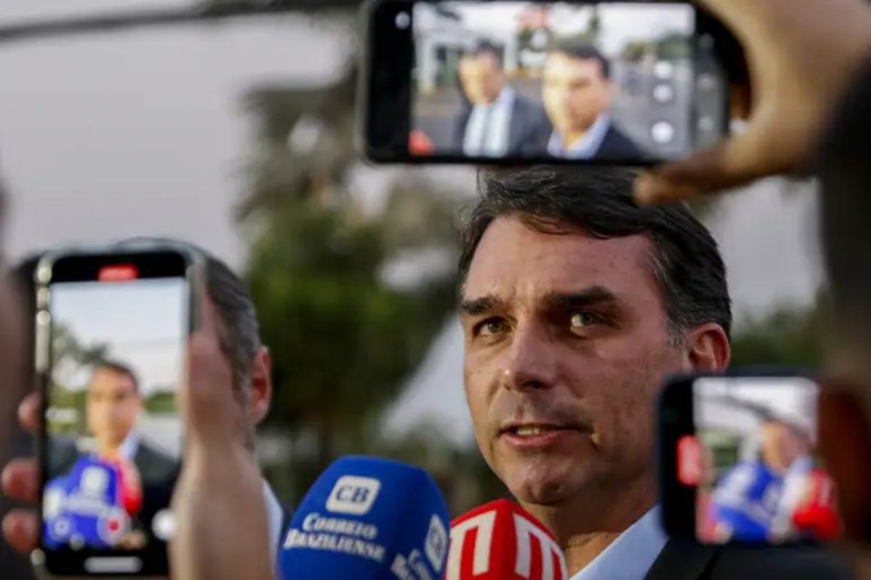 Em busca de apoio, Flávio Bolsonaro propõe plano econômico que pode entrar na campanha eleitoral de 2026