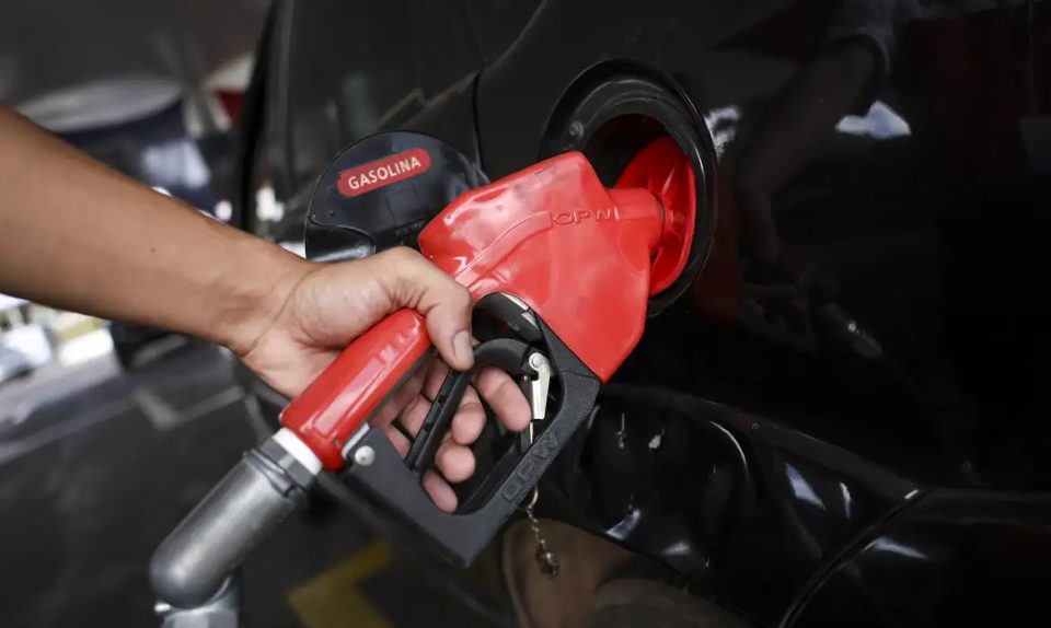 Impacto de R$ 2,8 bilhões por mês: a ajuda na gasolina às vésperas do segundo turno