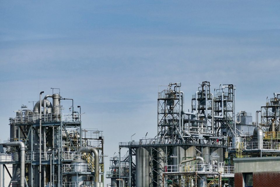 Indústria petroquímica brasileira enfrenta crise histórica e põe em risco segurança nacional
