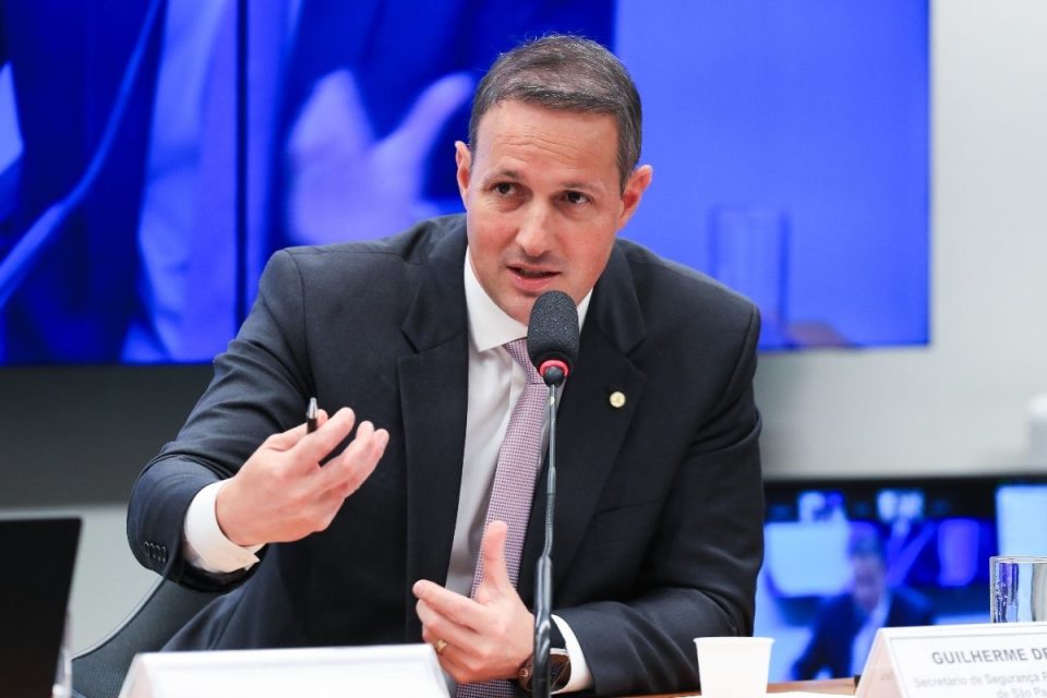Derrite diz que criminosos não escolhem partido e defende punição mais rigorosa: “Prisão perpétua deve ser discutida”