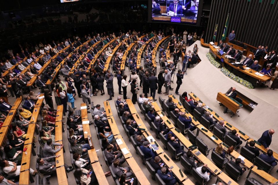 Câmara aprova PEC do fim da escala 6×1 em primeiro turno