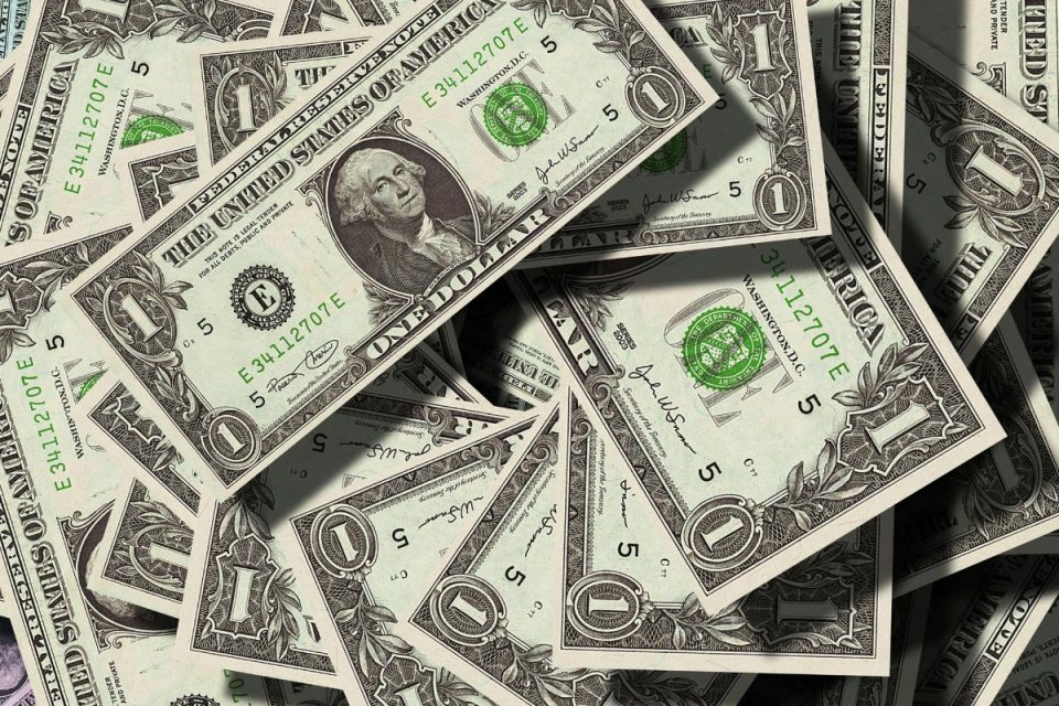 Dólar dispara e ultrapassa R$ 5,50 em meio a tensões comerciais