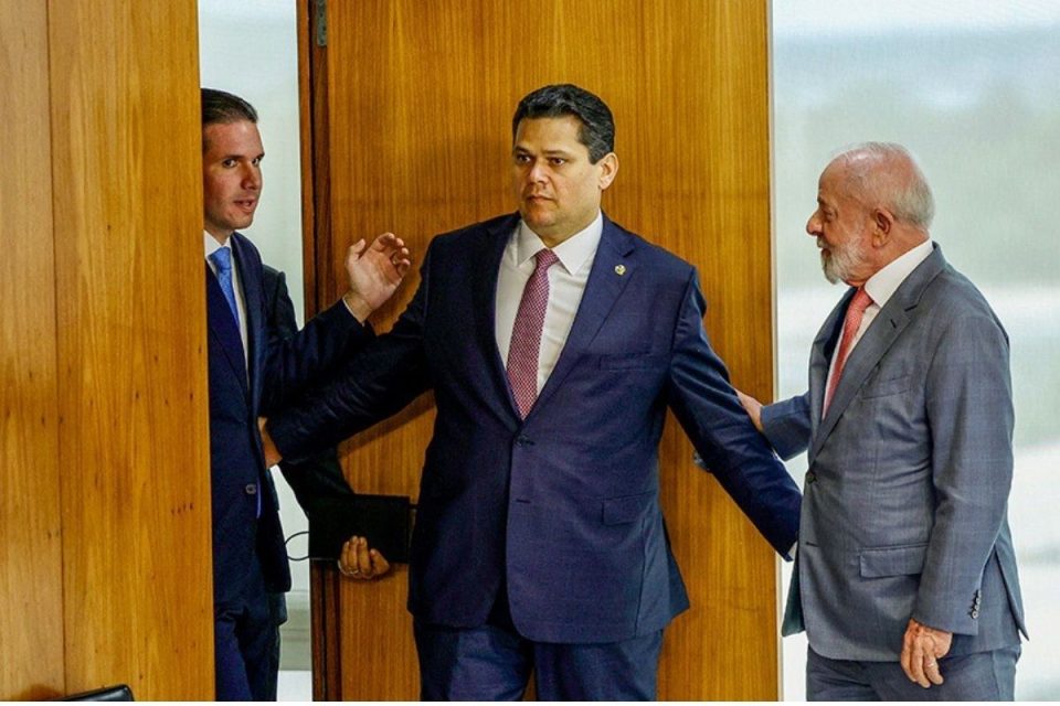 O que está por trás dos apoios de Alcolumbre e Hugo Motta a Lula