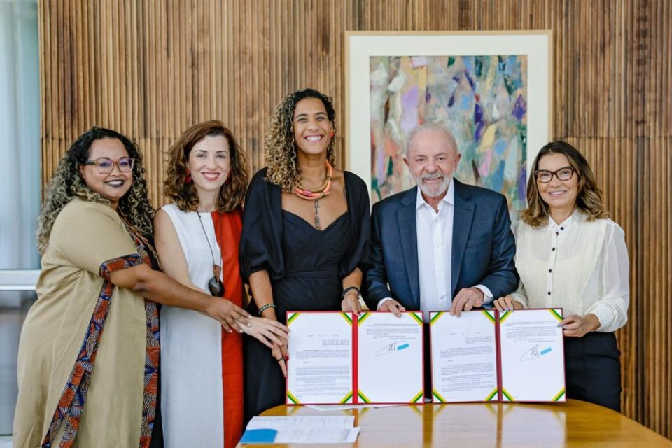 Lula firma novos decretos para avançar na regularização de áreas quilombolas