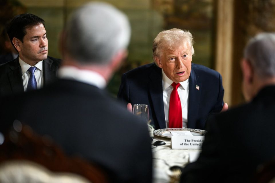 Trump publica imagem em que se diz “presidente interino da Venezuela”; veja