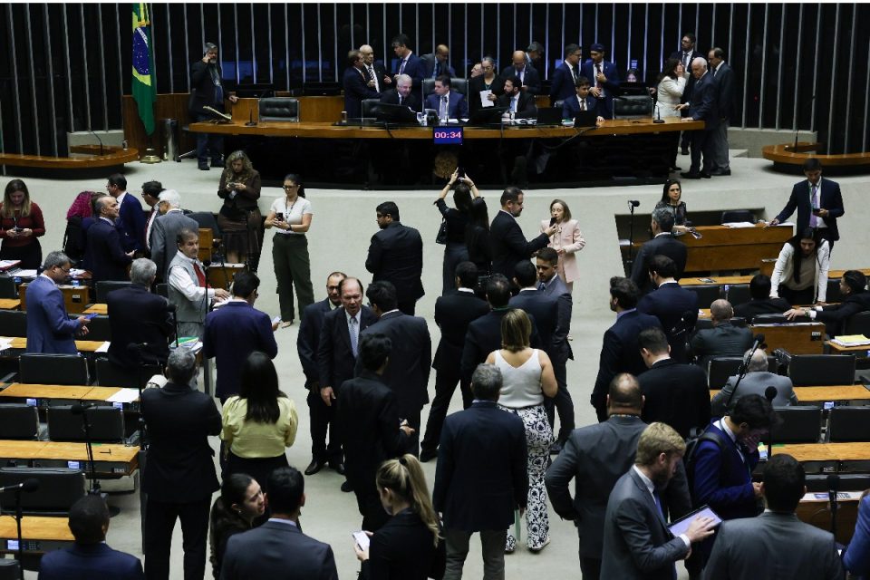 Câmara dos Deputados cobra explicações do Itamaraty sobre crise na Venezuela