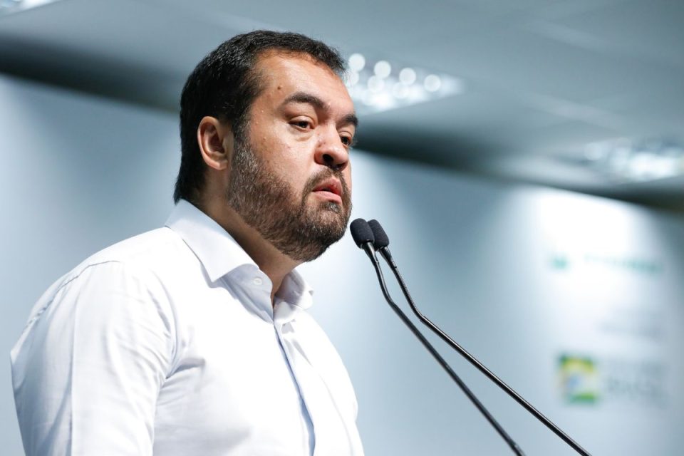 Cláudio Castro imita Jair Bolsonaro e garante salário no PL