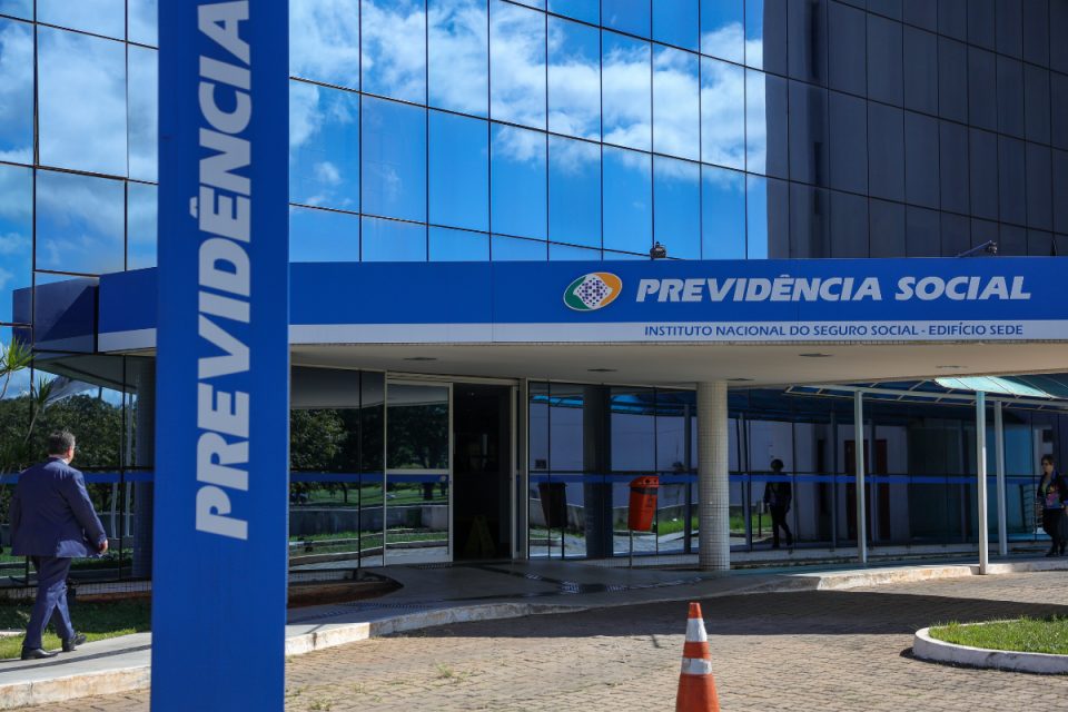 Saiba como funciona lei que garante benefícios previdenciários a menores sob guarda judicial