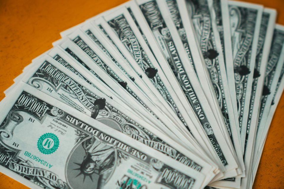 Ibovespa sobe 0,49% e dólar cai a R$ 4,89: o que está por trás da baixa da moeda?