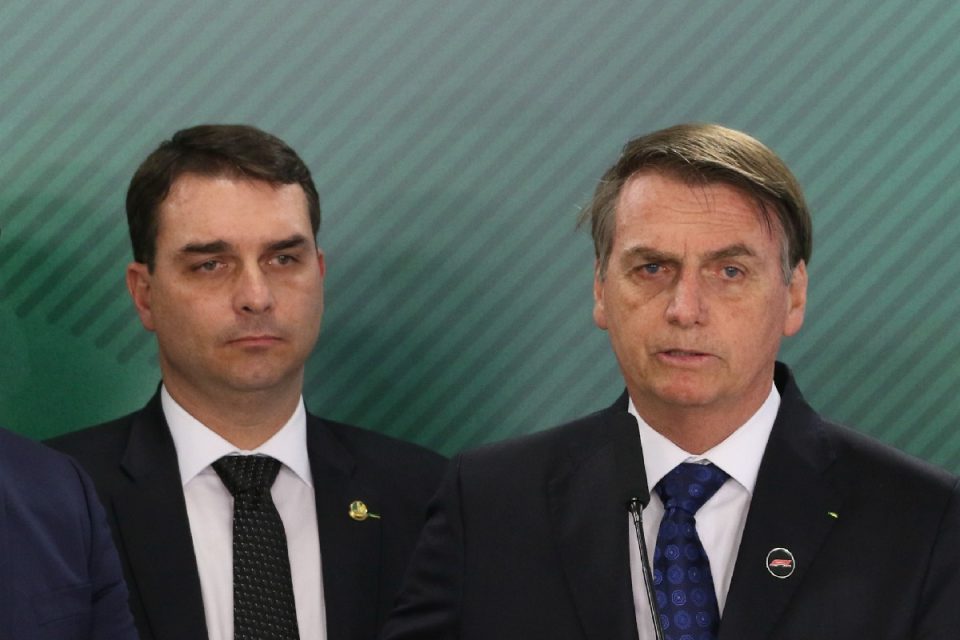 “Dark Horse” se mostra como tiro no pé para Flávio Bolsonaro