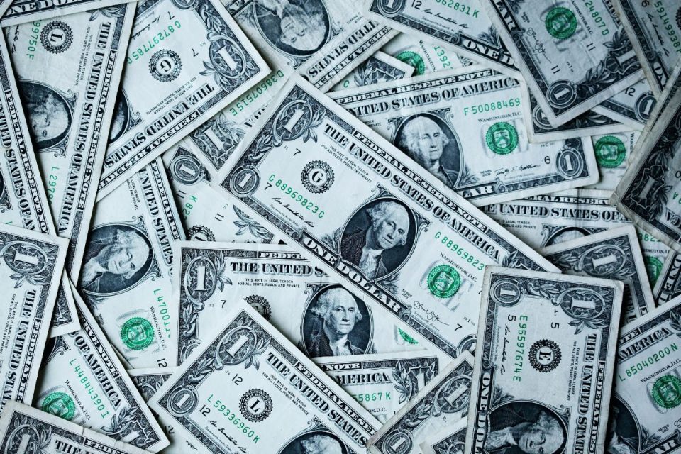 Por que a economia dos EUA e o dólar influenciam tanto a vida do brasileiro?