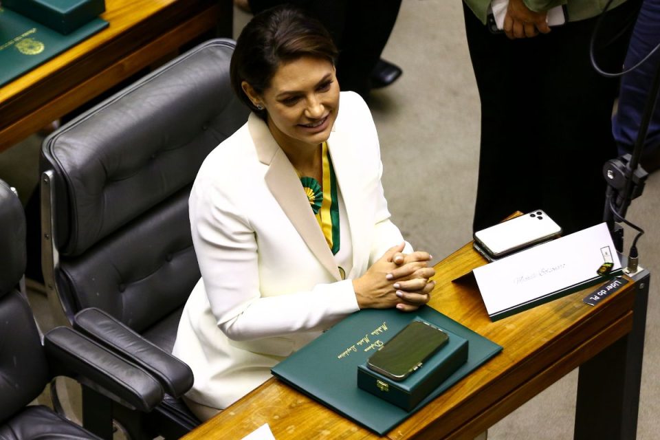 Por que Valdemar e Flávio Bolsonaro preferem Michelle no Senado?