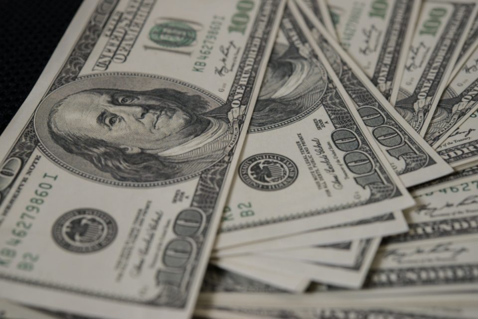Dólar recua após leilões do Banco Central e interrompe sequência de altas