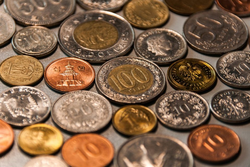 5 moedas históricas ainda usadas que sobreviveram por séculos