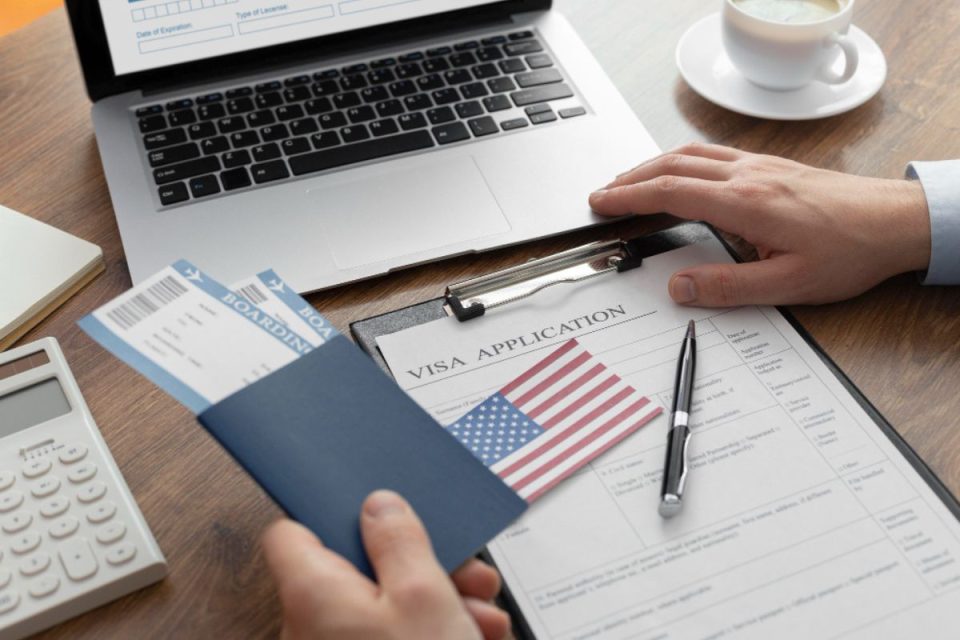 EUA expulsou mais de 600 mil imigrantes no último ano — e os impactos já estão à vista