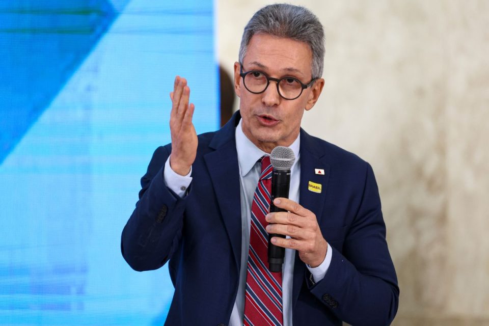 Banco Master: Zema é criticado por aumentar endividamento de servidores