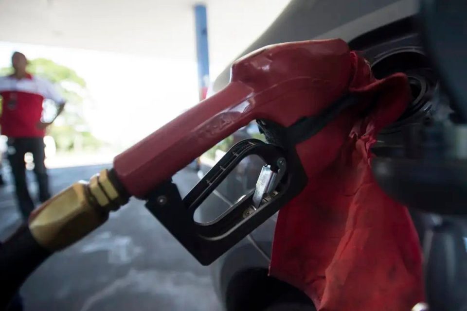 Governo cede ao Congresso e amplia percentual de etanol na gasolina
