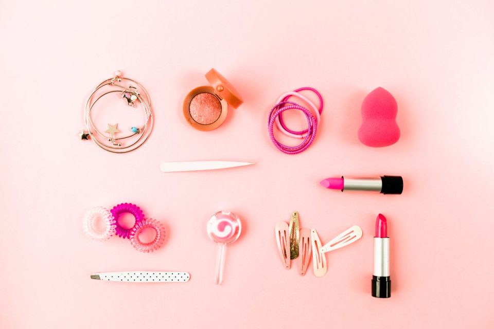 O que é “taxa rosa”, que faz mulheres pagarem mais pelos produtos?