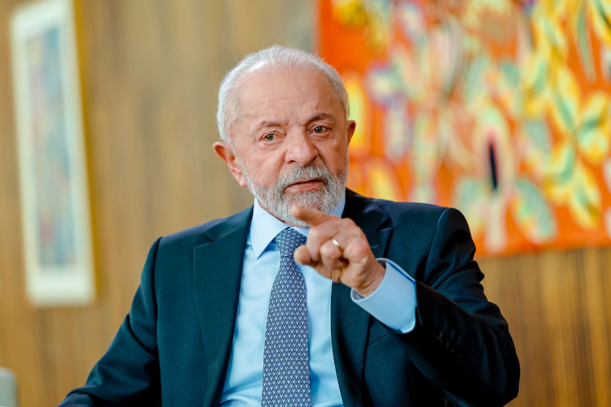 Centrão se aproxima de Lula e mantém distância de Flávio Bolsonaro