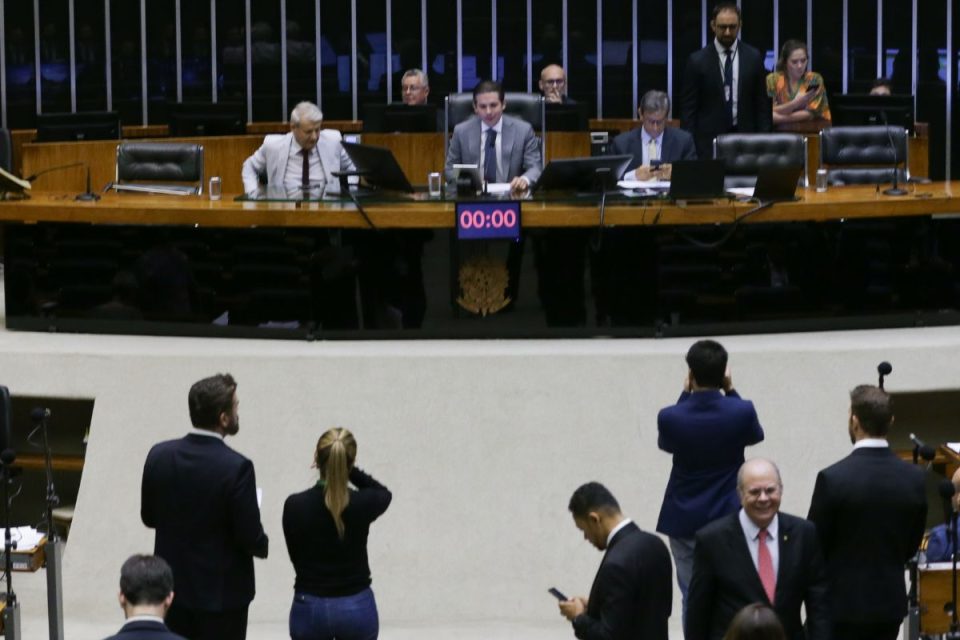 Semana começa com ofensivas no Congresso e compromissos do governo