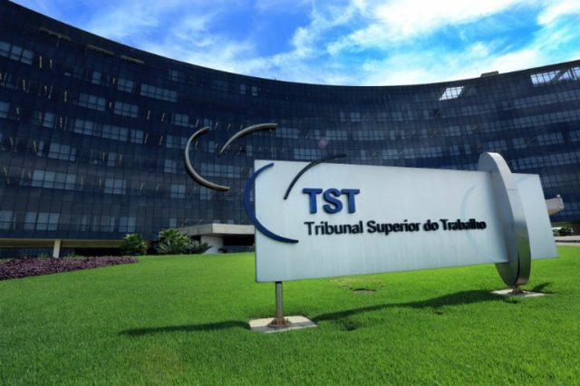TST mantém indenização a funcionário que recebeu mensagens com conteúdo sexual