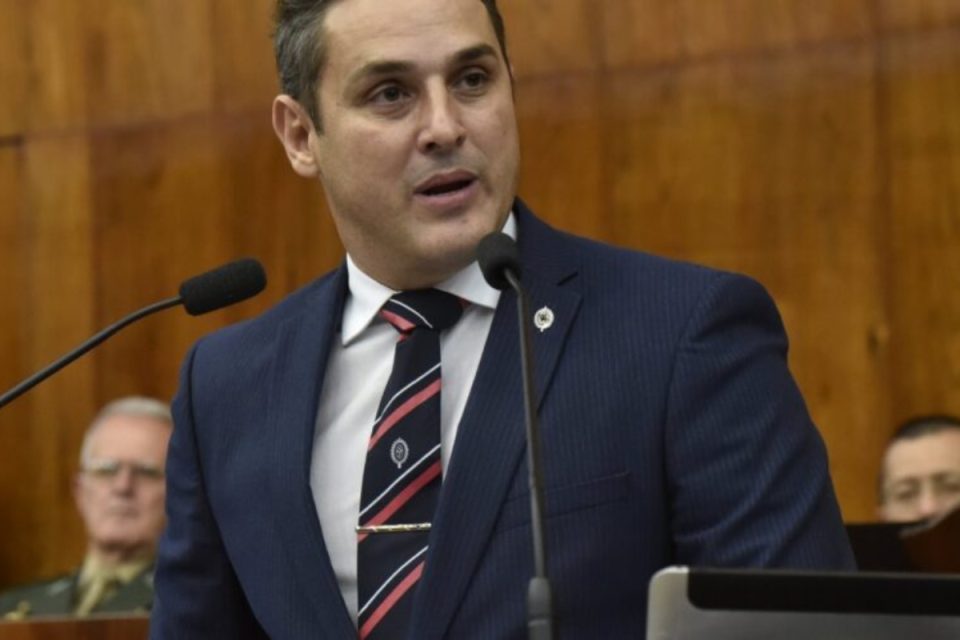 Zucco lidera corrida ao governo do RS, mas indecisos mantêm disputa aberta